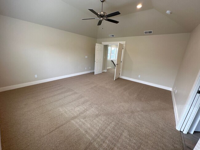 Building Photo - Newer SE Bend House w/A/C, 3 Bdrms, 2.5 Baths, 2160 Sq Ft, EVO OUTLET, Access to Pool, Dbl Garage
