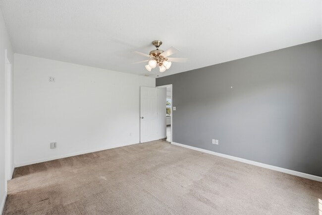 Building Photo - 202 Starcrest Dr