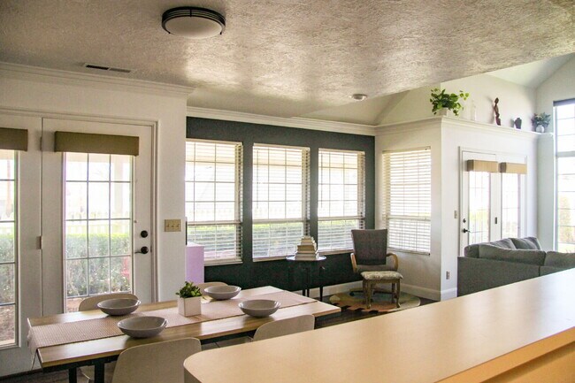 Building Photo - "Spacious 4-Bed, 3-Bath Townhouse Retreat ...
