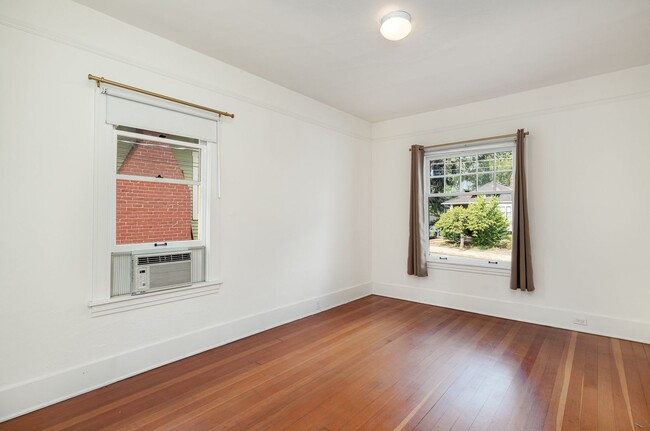 Building Photo - 2Bd/1Ba Seattle Home