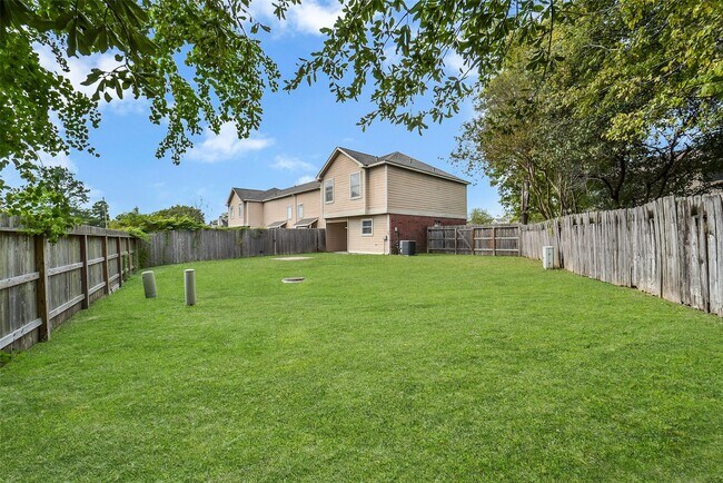 Building Photo - 10007 Emerald Creek Dr