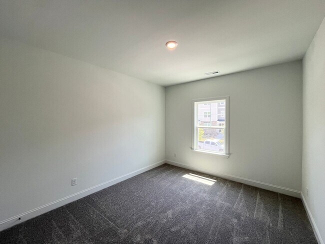 Building Photo - Spacious 5BD, 3BA Knightdale Home with Mod...