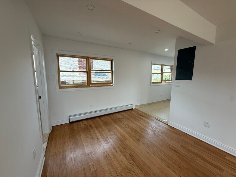 Building Photo - 307 9th St