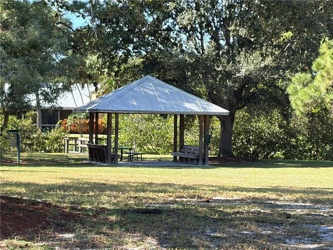 Building Photo - 1346 NW Pine Ridge Trail