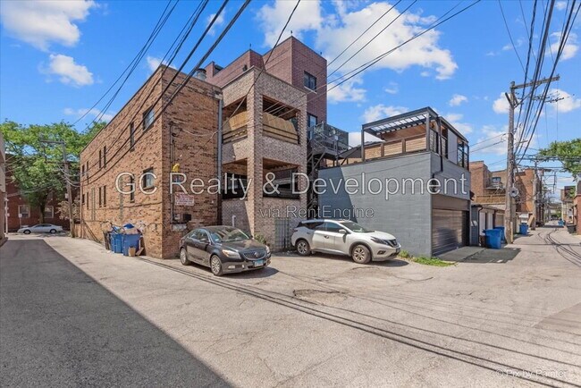 Building Photo - 832 W Barry Ave