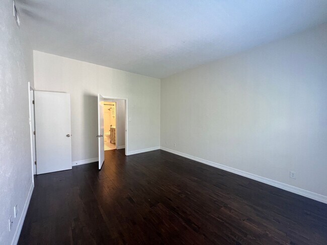 Building Photo - 10432 High Hollows Dr