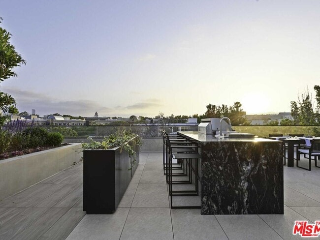 Building Photo - 350 N Palm Dr