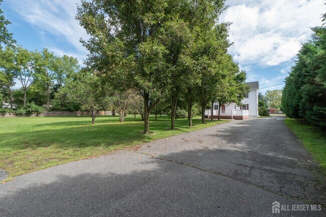 Building Photo - 135 Summerhill Rd