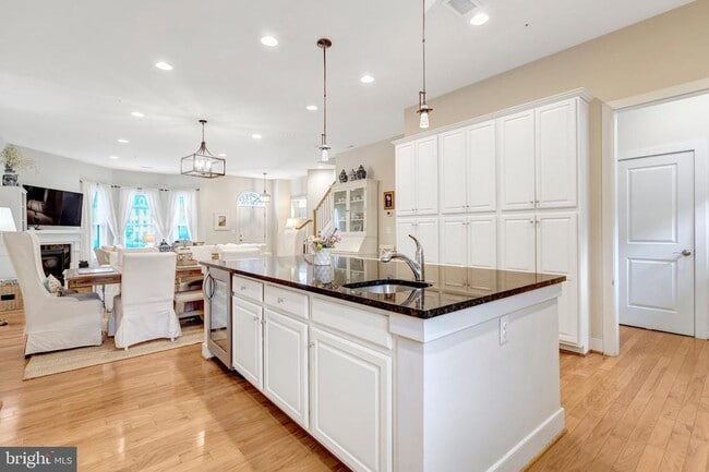 Building Photo - 711 McKenzie Ave