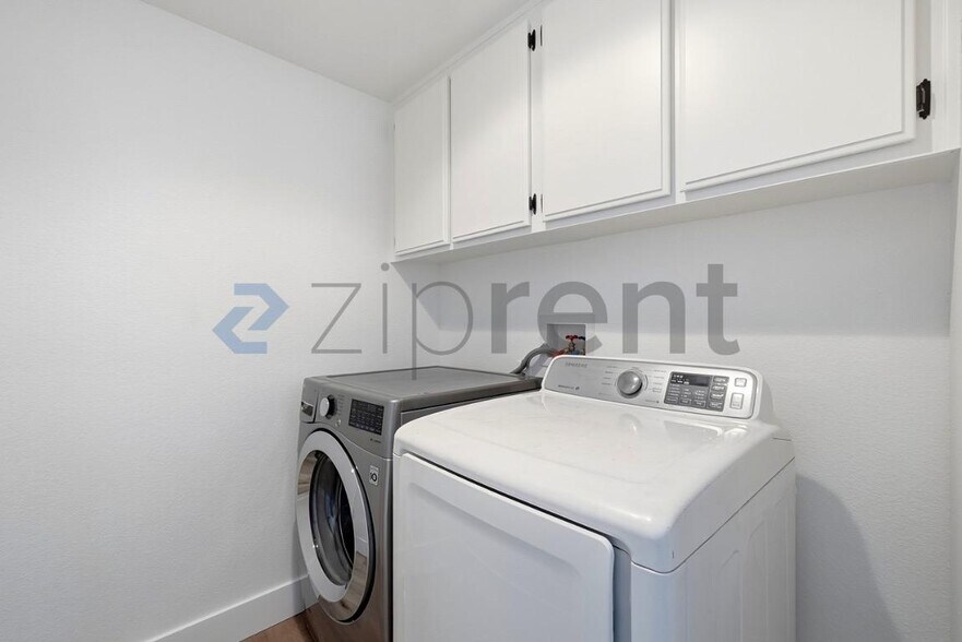 Building Photo - Unit