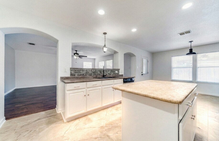 Building Photo - 10811 Marot Fld