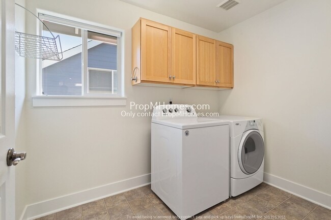 Building Photo - Spacious 5-Bedroom Oasis in the Heart of Five Oaks!