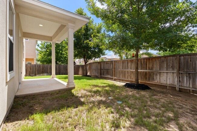 Building Photo - 3 Bedrooms and 2.5 Bathrooms located in Ca...
