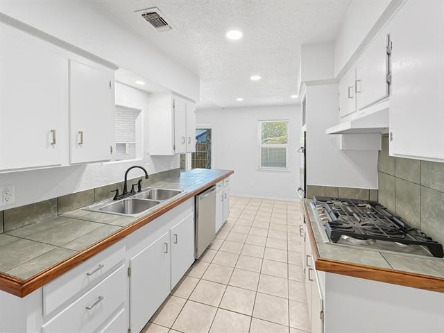 Building Photo - 2120 Vickie Dr