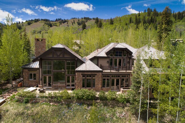 Building Photo - 353 Pfister Dr