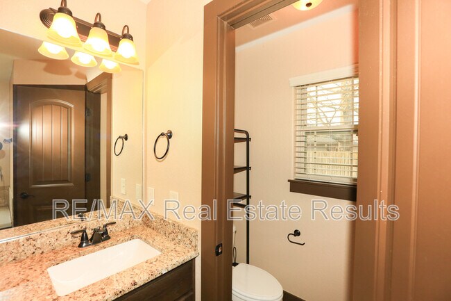 Building Photo - 1000 Peak St