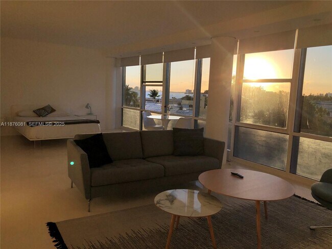 Building Photo - 900 Bay Dr