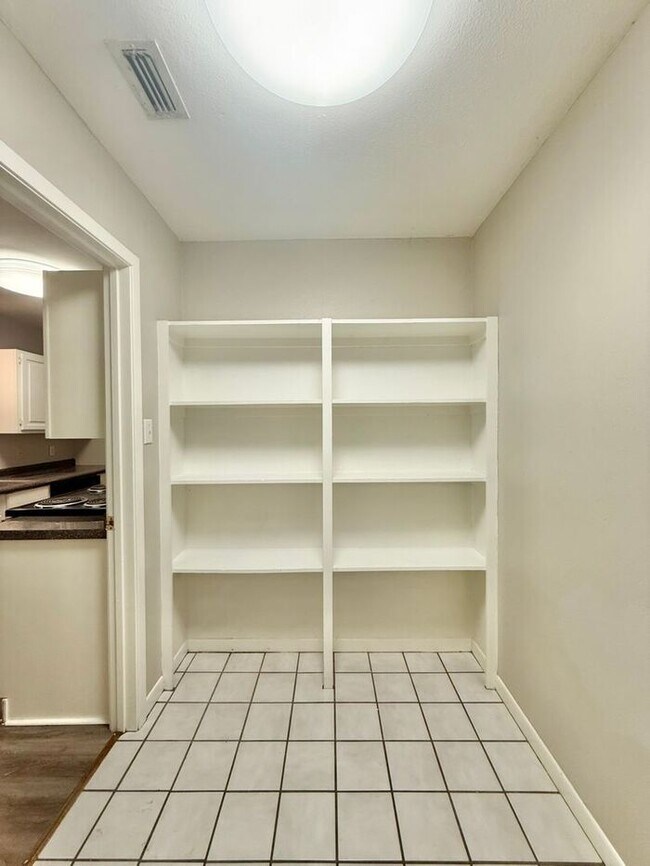 Building Photo - Tour Today! Stunning 3 Bedroom, 2 Bathroom Duplex in Tyler!