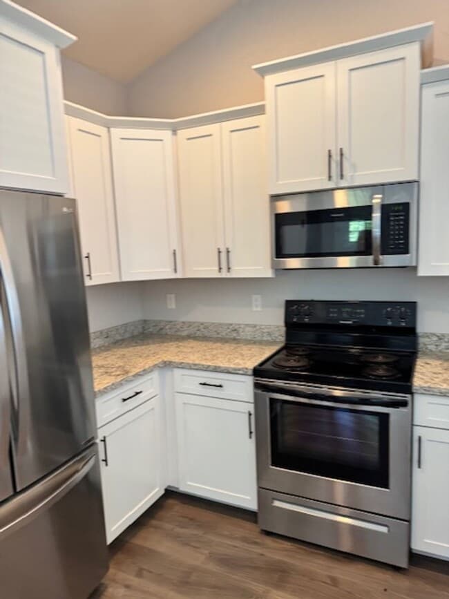 Building Photo - SINGLE LEVEL 3 BEDROOM/ UPGRADES W/ EASY M...