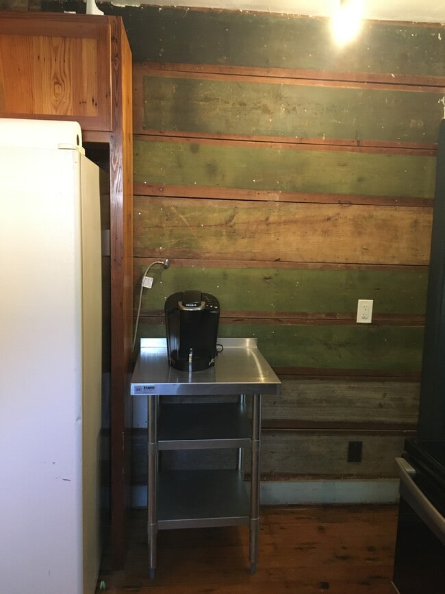 Building Photo - 1303 E 3rd St