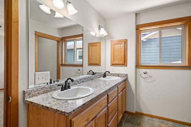 Building Photo - 608 Shadow Way