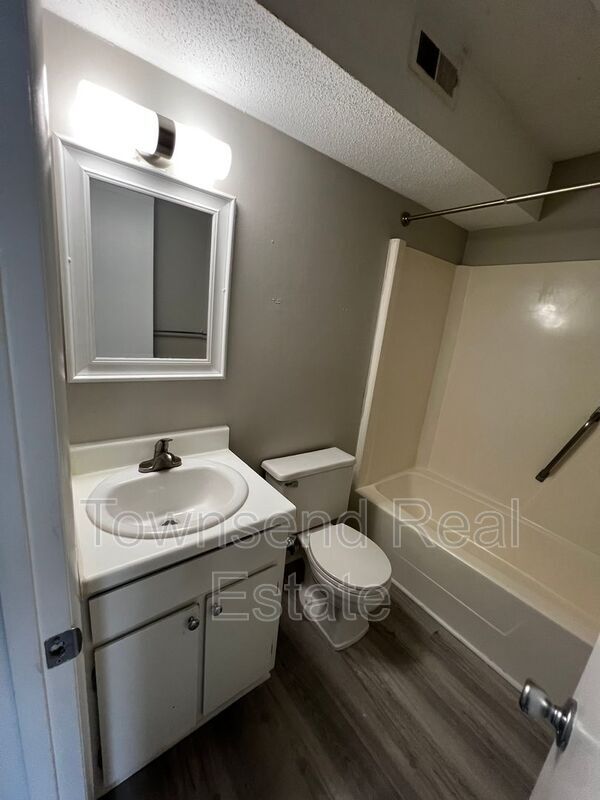 Building Photo - 5874 Century Oaks Dr