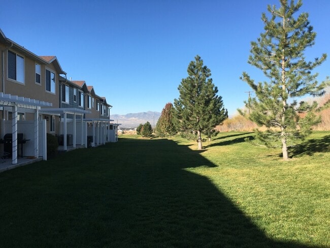 Building Photo - Luxury Townhome in Sandy!!