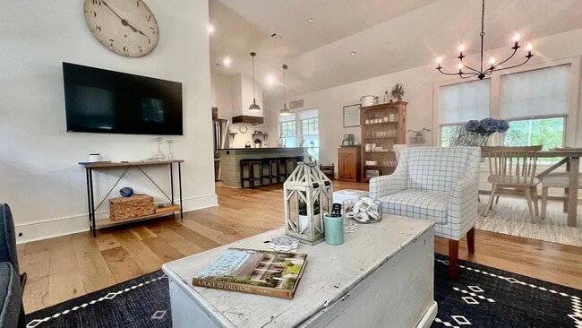 Building Photo - Low Country Cottage located in the Heart o...