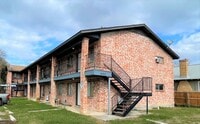 Building Photo - SPACIOUS ONE BEDROOM APARTMENT