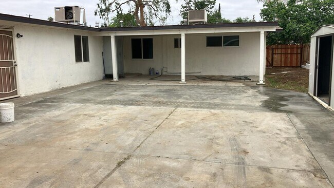 Building Photo - NE 4 bedroom home by Bakersfield College