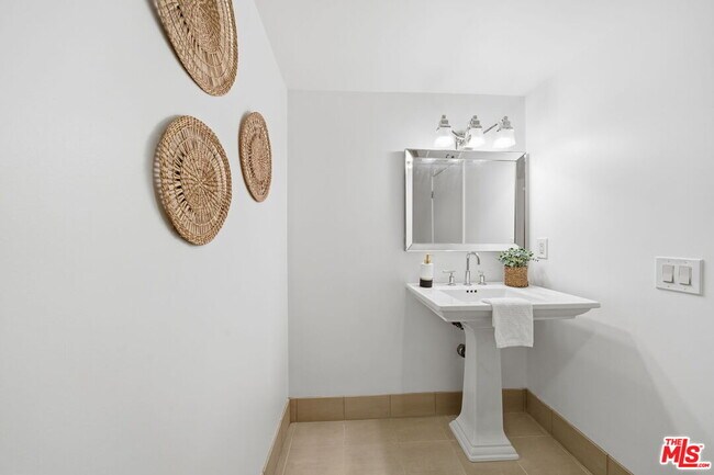 Building Photo - 13650 Marina Pointe Dr