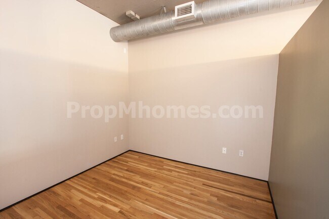 Building Photo - Vibrant One Bedroom Loft w/ City Views In ...