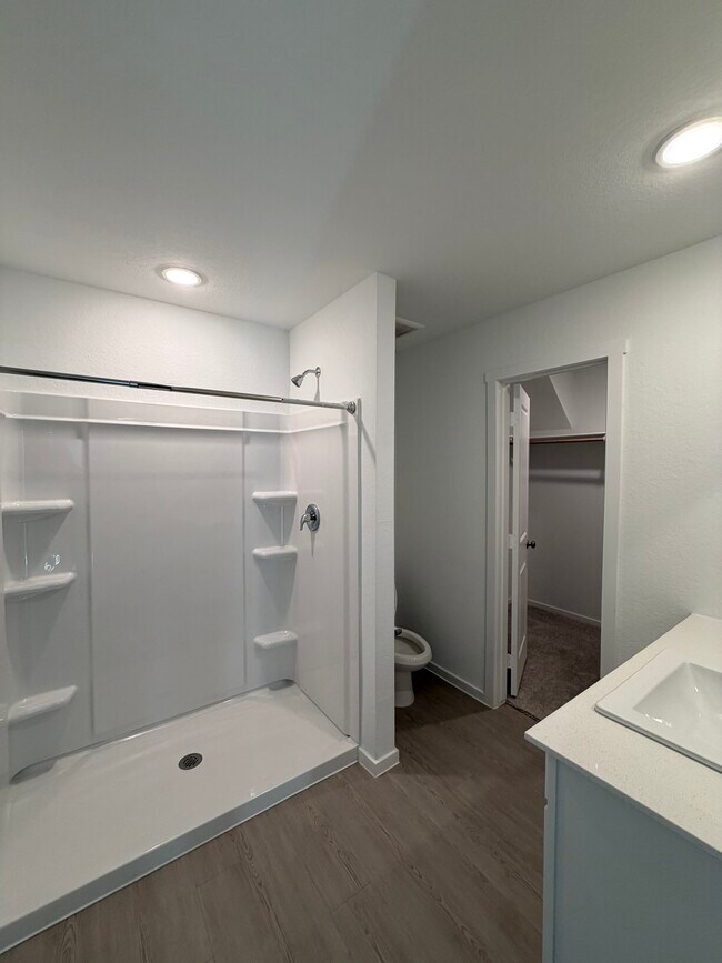 Building Photo - 563 River Run Wy