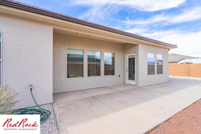 Building Photo - Comfort, Space & Style with a 3-Car Garage Small Dog Friendly!