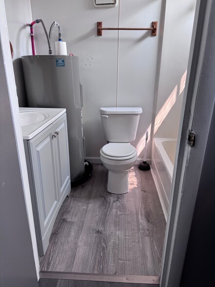 Bath - 906 West Ave