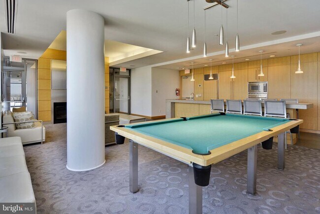 Building Photo - Professionally Managed // 1bedroom 1bathroom// Court House// Parking Included!