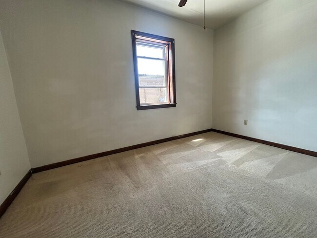 Building Photo - Fantastic 2 BR Apartment in South Oakland on Bates Street! CALL NOW!