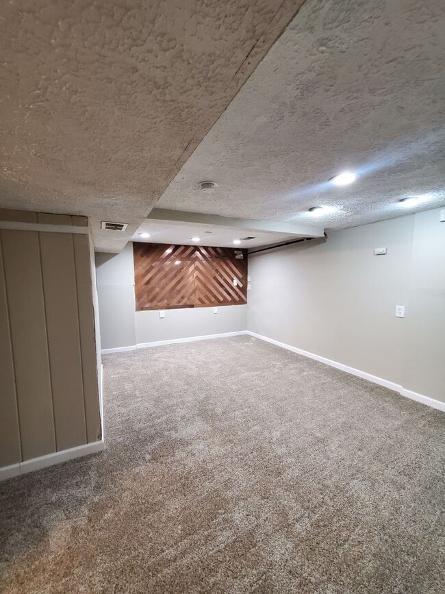 Building Photo - 3 BEDROOM SINGLE FAMILY HOME