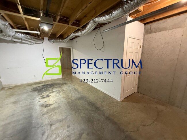 Building Photo - 2 Bedroom 1.5 Bath duplex with basement garage.