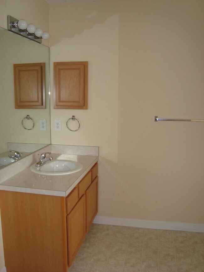 Building Photo - LARGE 3/2/2 WITH 2035 SQ. FEET OF LIVING S...