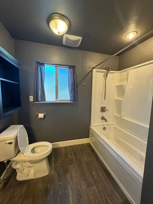 Building Photo - Beautiful 4 Bedroom 2 Bathroom Home with Solar!