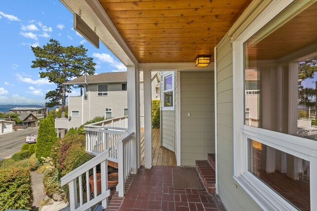 Building Photo - Charming Beach Drive Craftsman w/ AC and V...