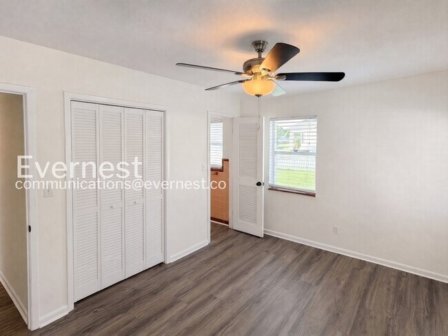 Building Photo - 4 Bed/2.5 Bath Home with Detached Garage / Available Now!