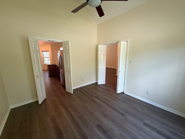 Building Photo - 3 bed 2 bath 2 car garage & pool.