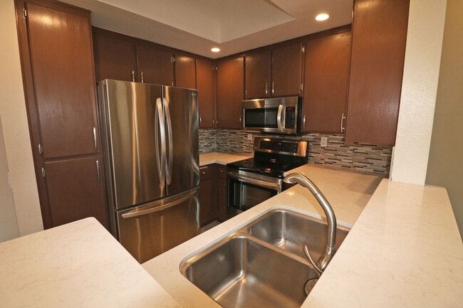 Building Photo - Mission Valley condo (River Colony) with balcony!  Central heat/ air. Gated garage parking. Pool/...