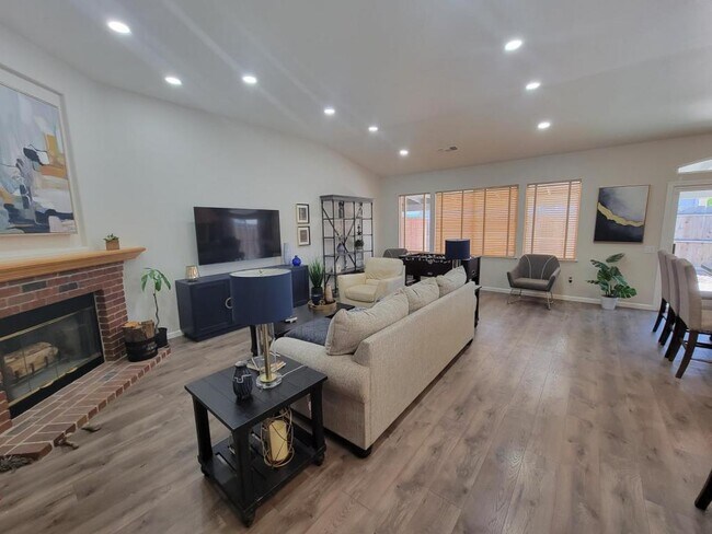 Building Photo - 692 W Springer Dr