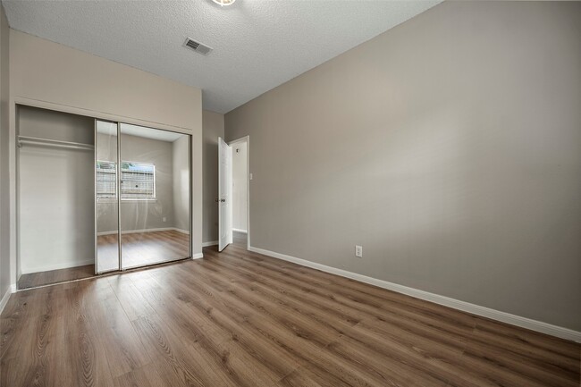 Building Photo - 7120 Deer Creek Ct