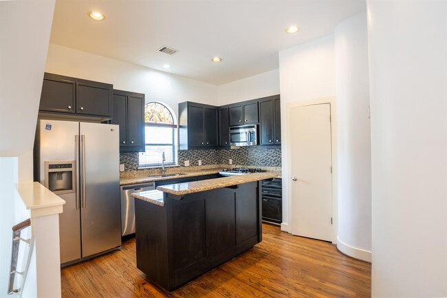 Building Photo - 718 W 22nd St