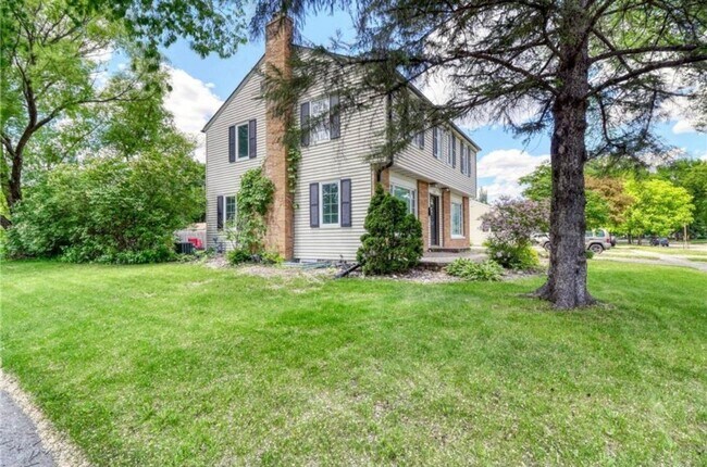Building Photo - 5 bed 2 bath house close to Concordia and MSUM