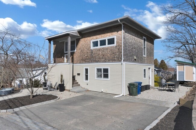 Building Photo - Stunning 4 Bed 2.5 Bath Steps from Willards Beach UNFURNISHED
